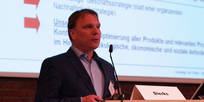 Herr Dierks hinter Rednerpult