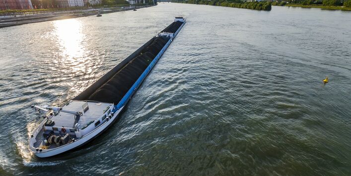 Foto: Ein Binnenschiff auf einer Wasserstraße.