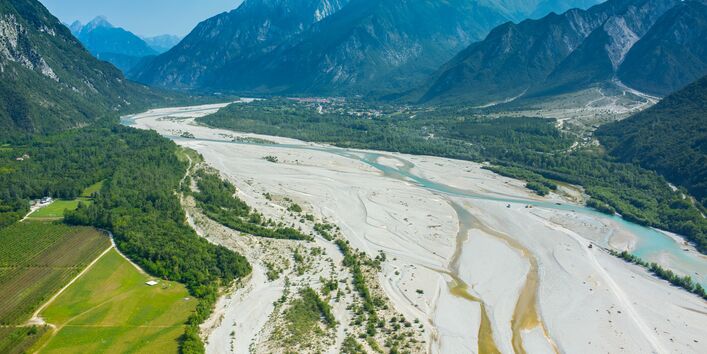Luftaufnahme des Flusses Tagliamento in Italien mit einem Geflecht aus ausgedehnten Geröllflächen, Haupt- und Nebenarmen