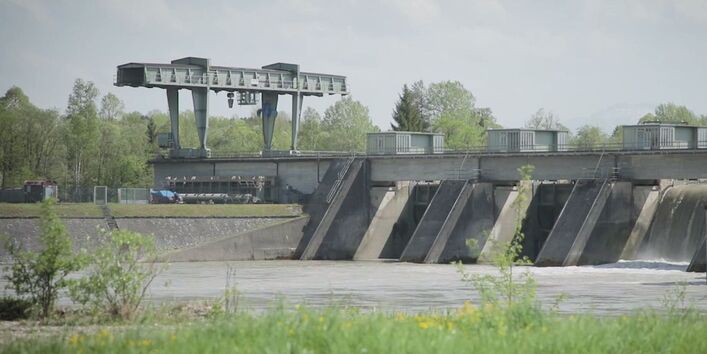 Foto: Seitlicher Blick auf eine Wasserkraftanlage am Inn.