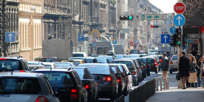 Autostau in der Stadt