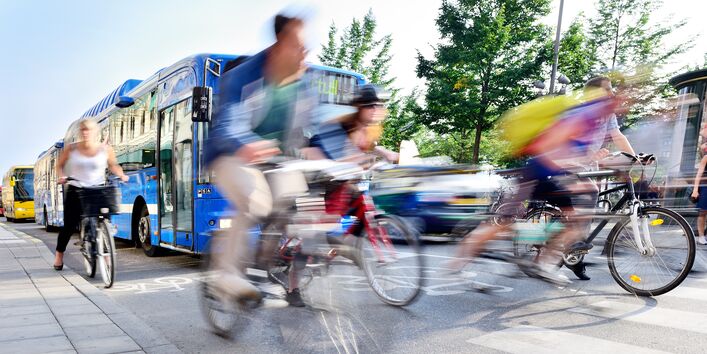 Bus und Fahrradfahrer 