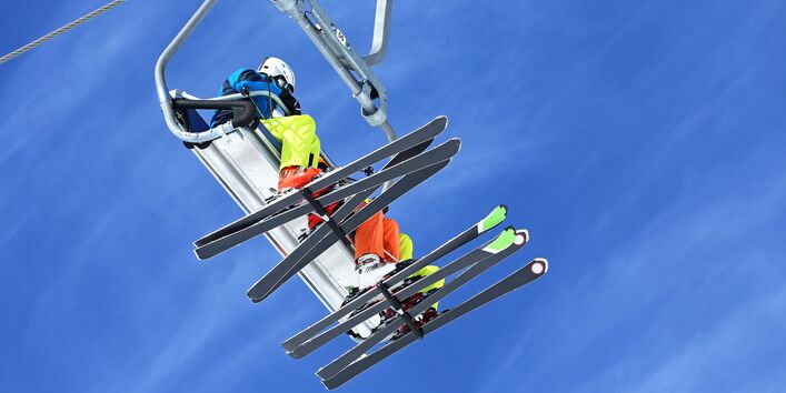 Skifahrer im Sessellift