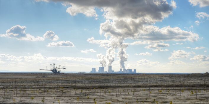 Tagebau mit Kraftwerk