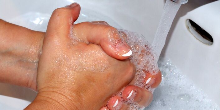 Hände werden mit Seife gewaschen