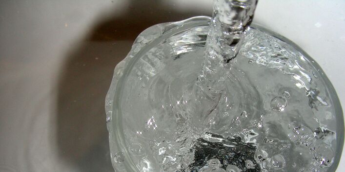 Ein Glas Trinkwasser