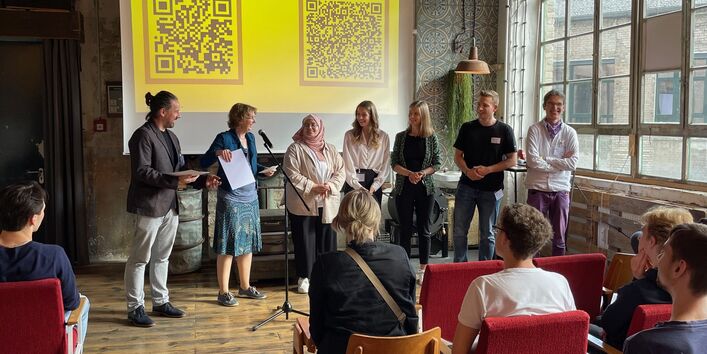 Dr. Christiane Rohleder überreicht dem Jugendprojektbeirat eine Urkunde für ihr Engagement