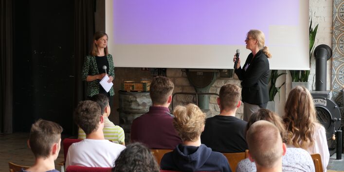 Jasmin Möller und Dr. Lilian Busse bei der Begrüßung
