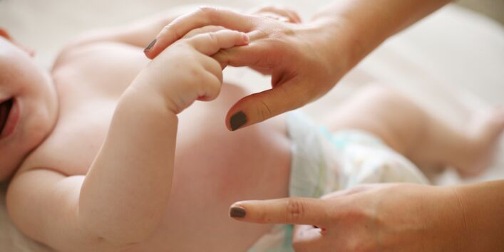 Mutter wechselt Windeln.