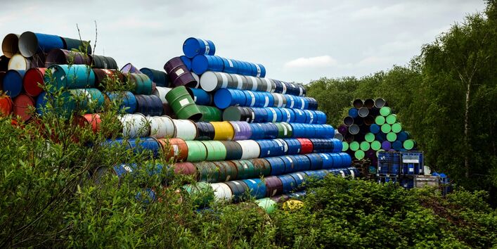 Gestapelte Chemiefässer