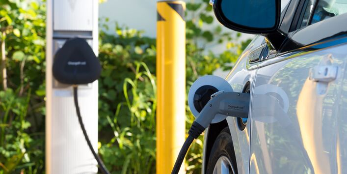 Ein E-Auto wird aufgetankt.