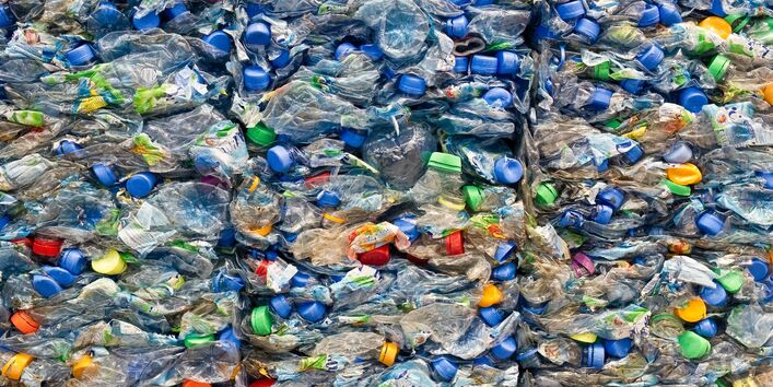 Ein großer Stapel alter PET-Flaschen