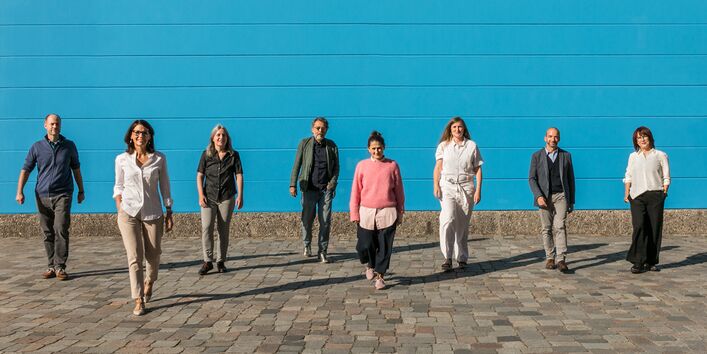 Die Jury läuft auf die Kameralinse zu.