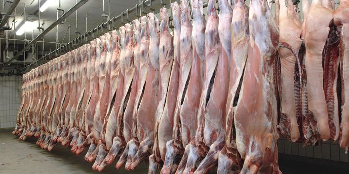 Schlachthaus mit Rinderhälften