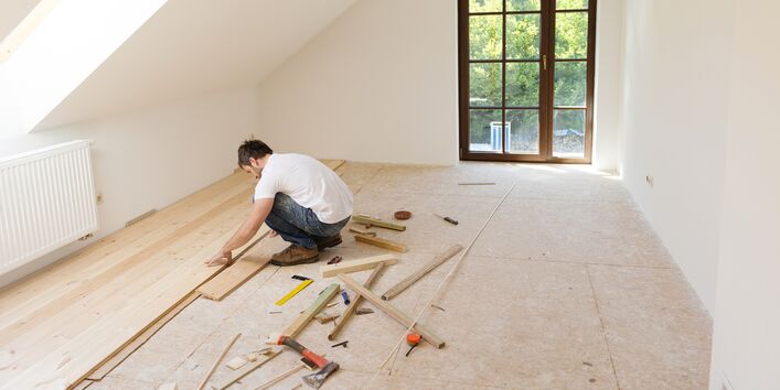 Ein Holzfußboden wird verlegt.
