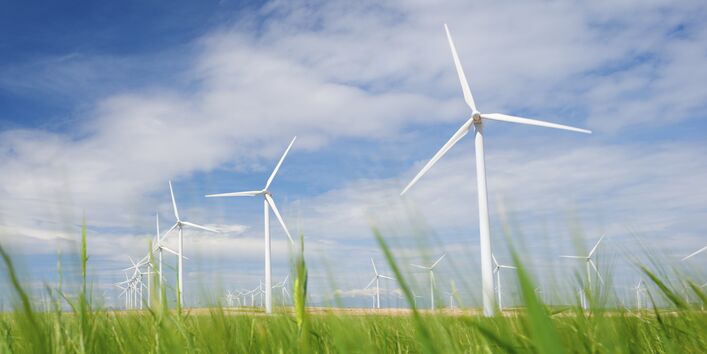Windenergieanlagen auf einem Feld.