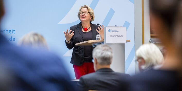 Bundesumweltministerin Svenja Schulze eröffnet die Preisverleihung Blauer Kompass