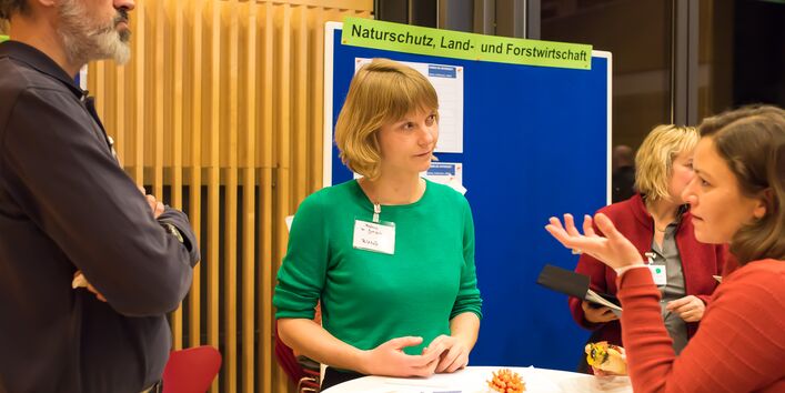 Am Thementisch Naturschutz, Land- und Forstwirtschaft diskutieren Teilnehmende über die Möglichkeiten der Klimaanpassung für die Stadt Frankfurt am Main