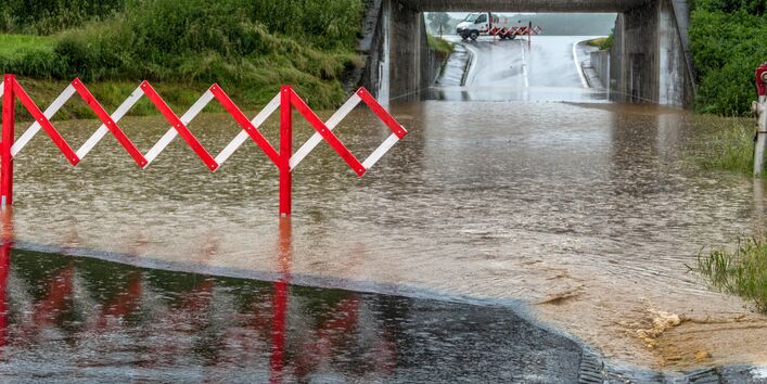von Regen überflutete Unterführung