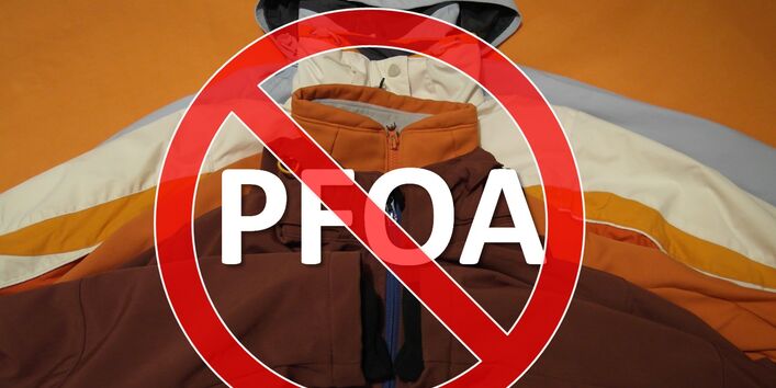 Drei abgebildete Jacken und die Abkürzung "PFOA" sind durchgestrichen.
