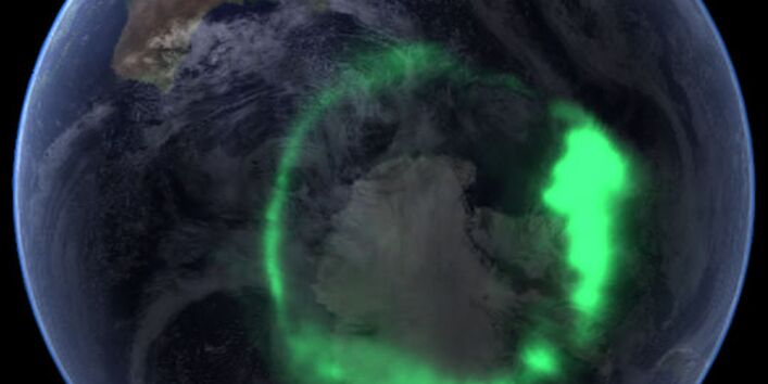 Während der Polarnacht zeigen sich über der Antarktis große Polarlichter (Aurora Australis).