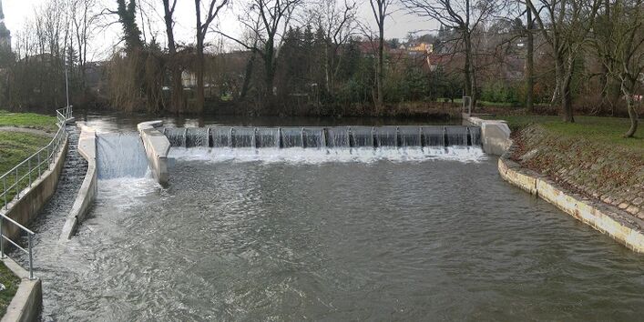 Auf dem Foto ist die Wehr mit Wasserkraftnutzung an der Ilm dargestellt