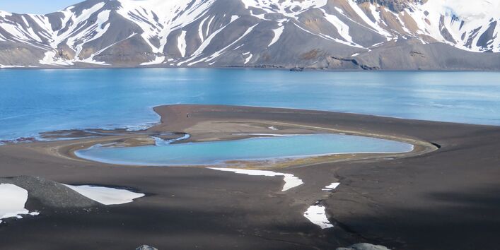 Der Kroner Lake (ASPA 140) ist die einzige Gezeitenlagune mit heißen Quellen in der Antarktis.
