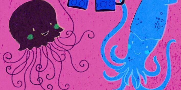 2 Meerestiere stoßen mit Bier unter Wasser an