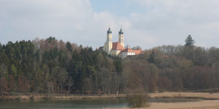 Blick auf das Kloster Roggenburg vom angrenzenden Langweiher