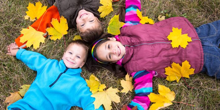 auf der Wiese liegende Kinder