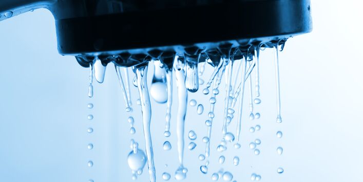 Wasser fließt aus einem Duschkopf