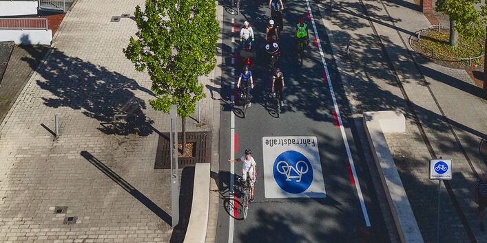 Fahrradstraße mit Fahrradfahrer*innen aus der Vogelperspektive