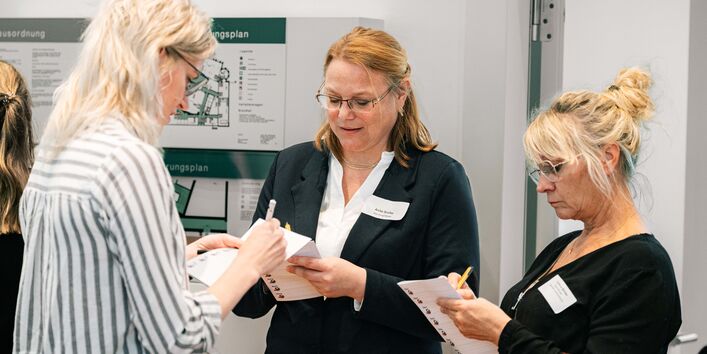 Drei Teilnehmende machen aktiv beim Worm-Up mit und lernen ihre Stärken im Rahmen der EMW kennen