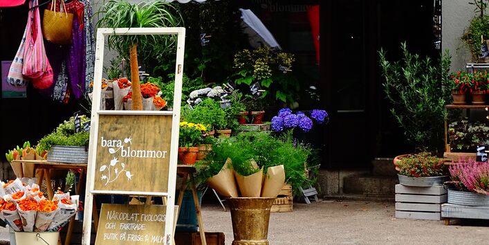 Blumenladen nutzt den gewonnen Platz für die Auslage