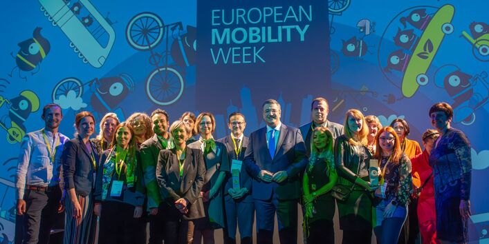 Vertreterinnen der Finalisten- und Gewinnerkommunen sowie Organisationen stehen beisammen und in ihrer Mitte EU-Kommissar Tzitzikostas und Generaldirektorin Kopczynska 