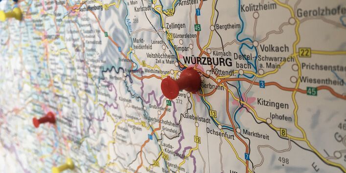 Deutschlandkarte mit einer Stecknadel in der Stadt Würzburg
