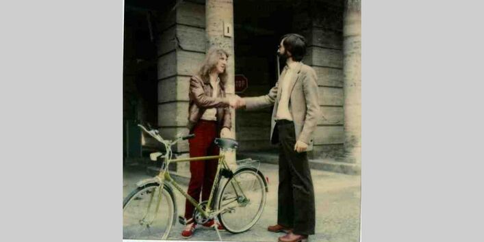 Ein Gewinner des UBA-Gewinnspiels bekommt am Tag der Umwelt 1979 ein Fahrrad als Gewinn überreicht