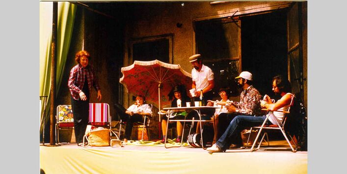 Mitarbeiterinnen und Mitarbeiter vom UBA, Bundesinnenministerium und vom Land Berlin führen am Tag der Umwelt 1981 am Dienstsitz Berlin-Bismarckplatz ein Theaterstück zum Thema „Lärm“ auf