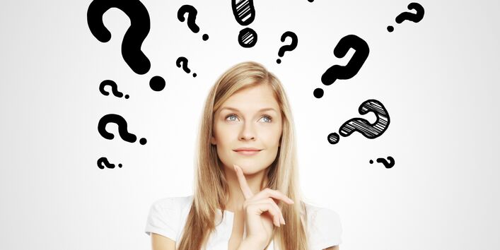 Frau mit Fragezeichen