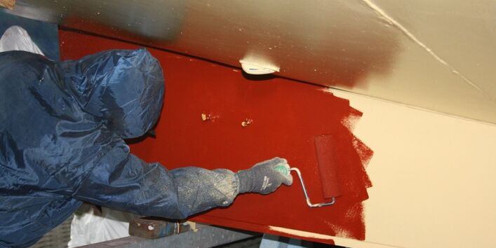 Beispiel Zingst, Applikation des Endanstrichs (rot) auf dem gelblichen Haftvermittler