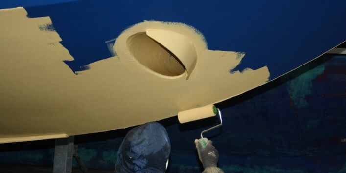 Beispiel Zingst, Applikation des Haftvermittlers (gelb) auf dem Primer (blau) 