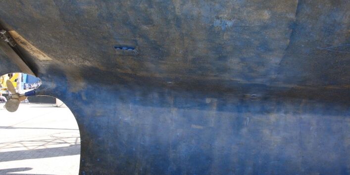 Erstinspektion, Bewuchs an Steuerbord mit vom Biofilm bedecktem Kiel