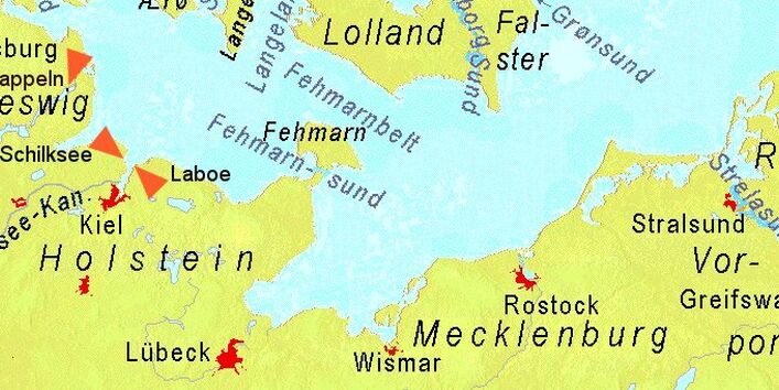 Liegeplätze der untersuchten Boote markiert mit einem organen Pfeil