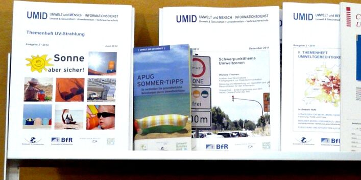 mehrere UMID-Ausgaben auf einem Präsentationsständer