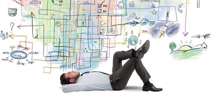 Mann liegt auf dem Rücken und schaut in seine Gedanken.