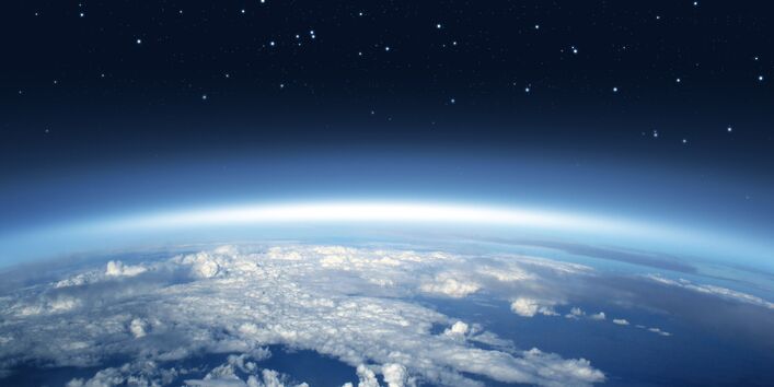 Atmosphäre, halbe Erdkugel vom Weltall aus gesehen