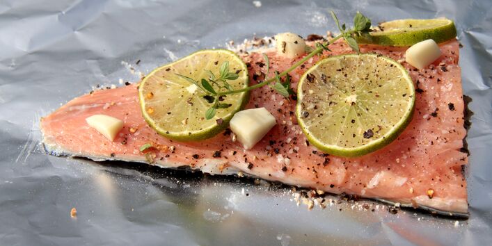 Titelbild UMID 01/2015: Fisch auf Aluminiumfolie