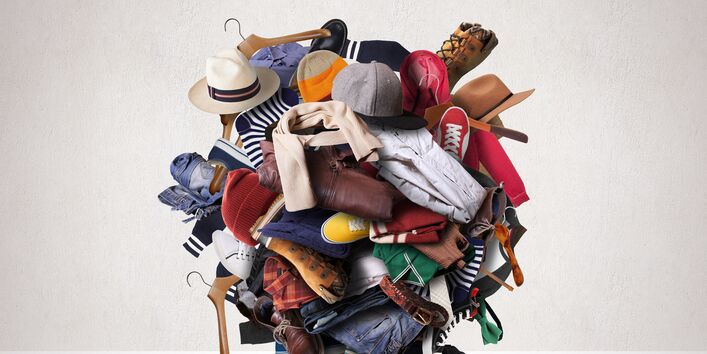 Ein Berg voller Kleidungsstücke und Schuhe