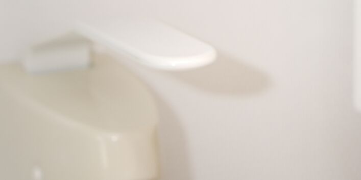 Jemand behandelt seine Hände mit Desinfektionsmittel