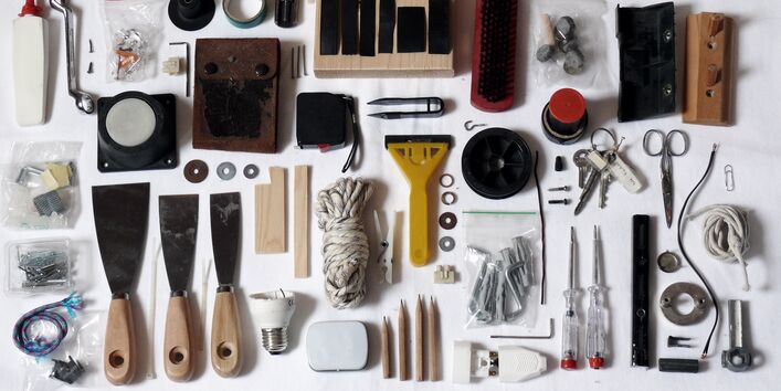 ganz viele verschiedene auf einer Fläche angeordnete Werkzeuge